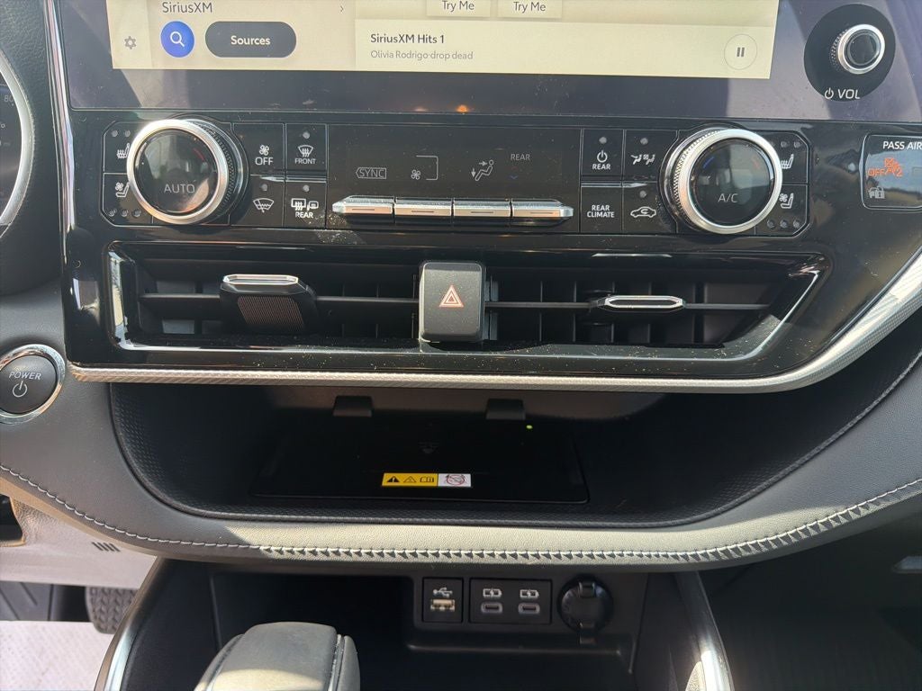 2023 Toyota Highlander Hybrid Platinum