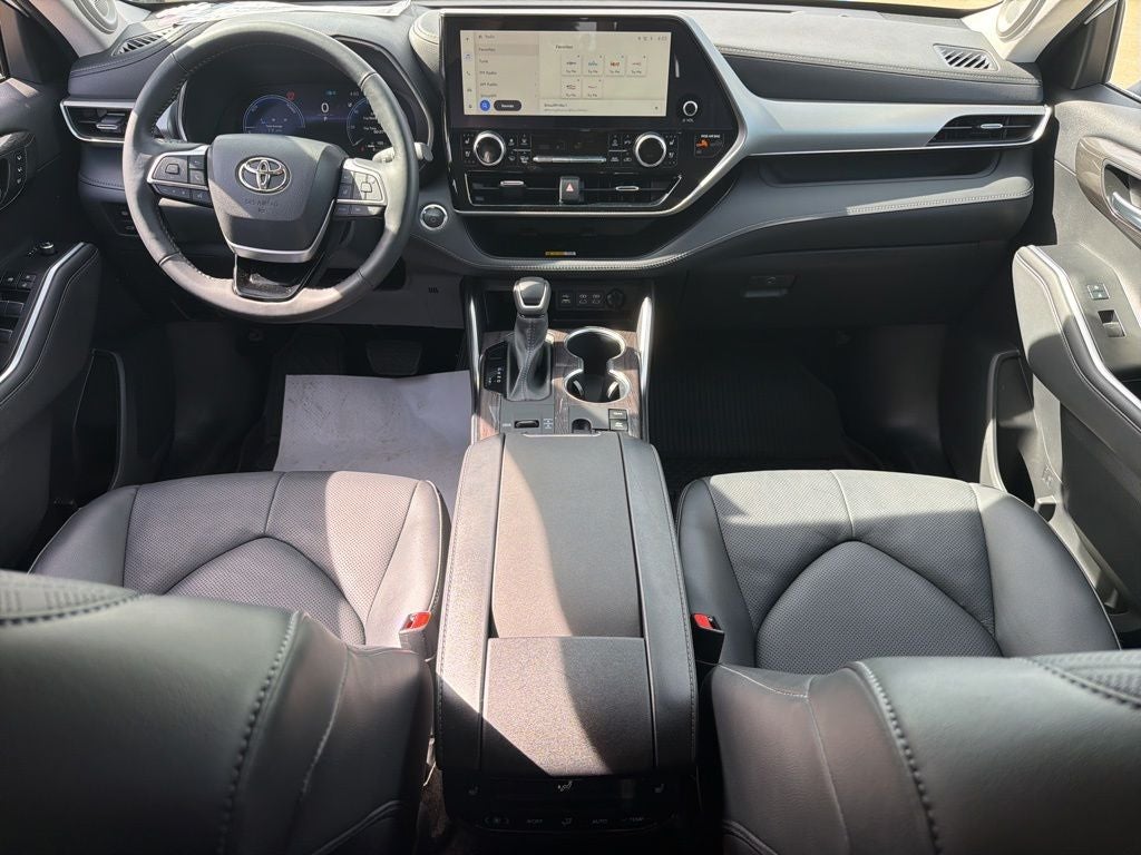 2023 Toyota Highlander Hybrid Platinum