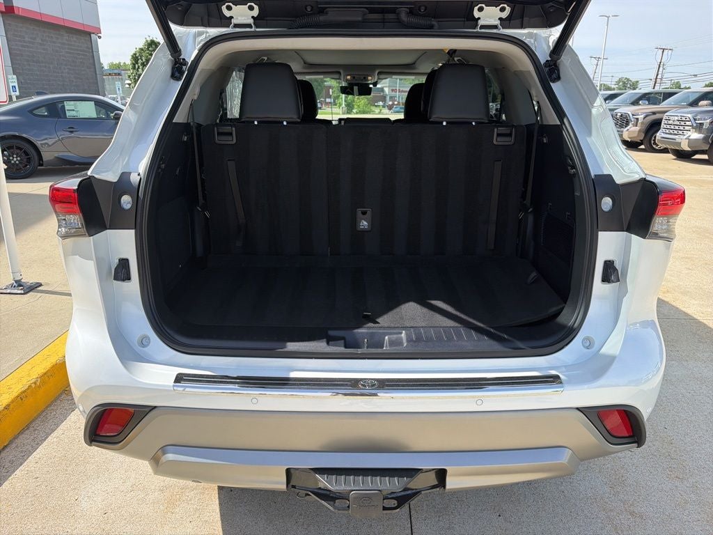 2023 Toyota Highlander Hybrid Platinum