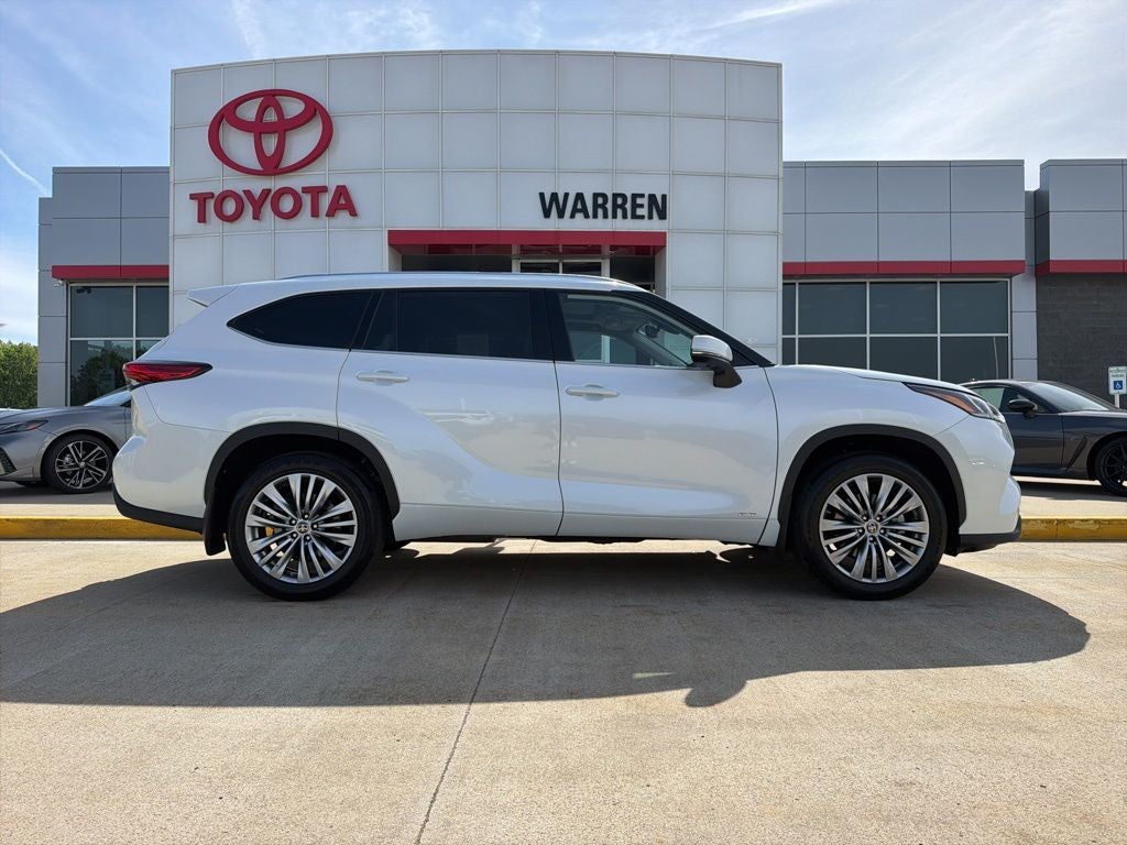 2023 Toyota Highlander Hybrid Platinum
