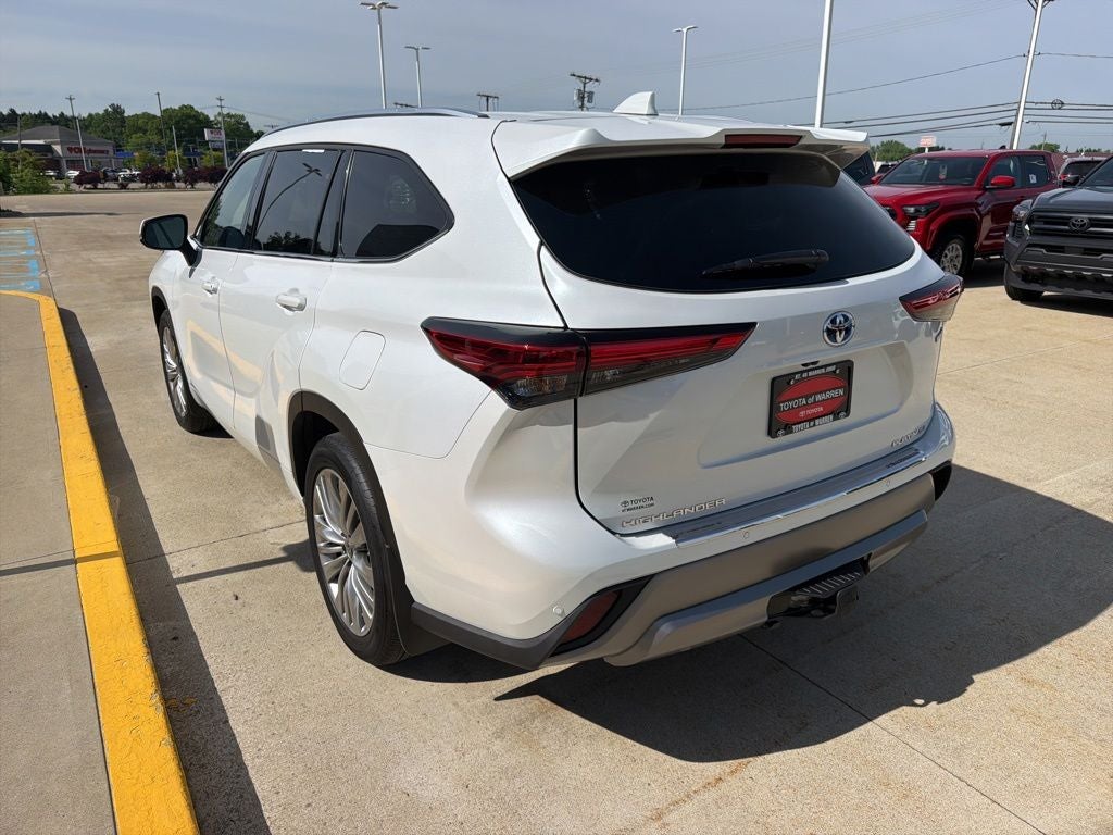 2023 Toyota Highlander Hybrid Platinum