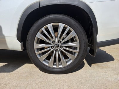 2023 Toyota Highlander Hybrid Platinum