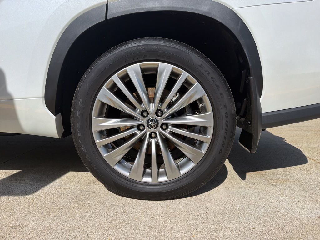 2023 Toyota Highlander Hybrid Platinum