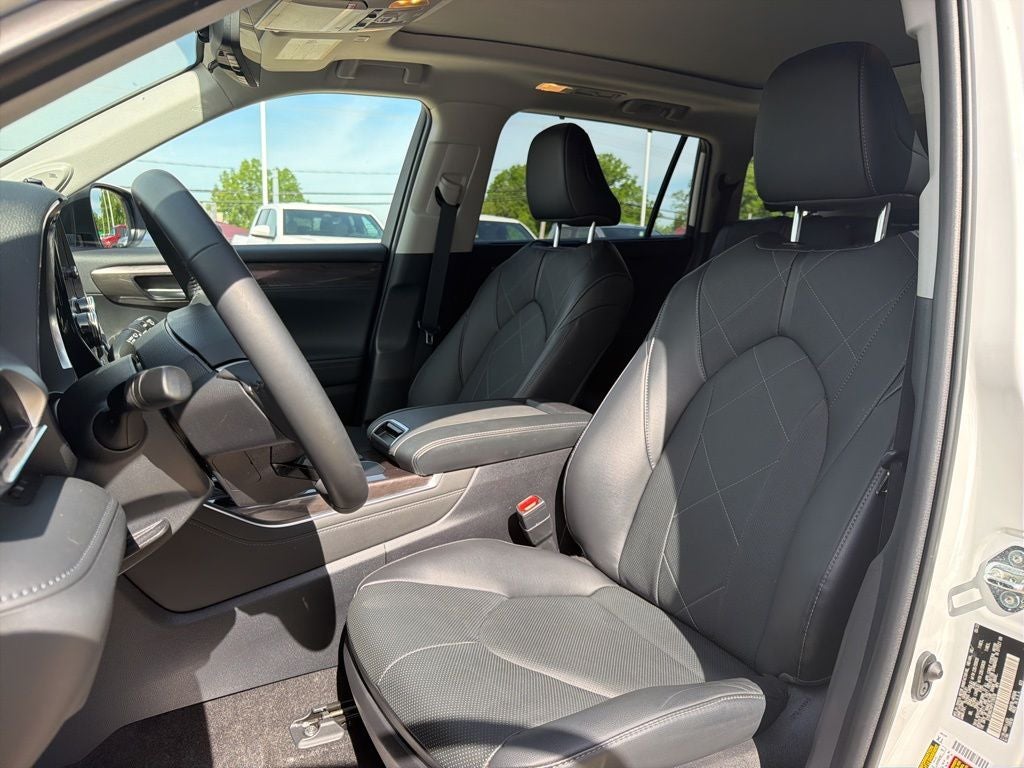 2023 Toyota Highlander Hybrid Platinum