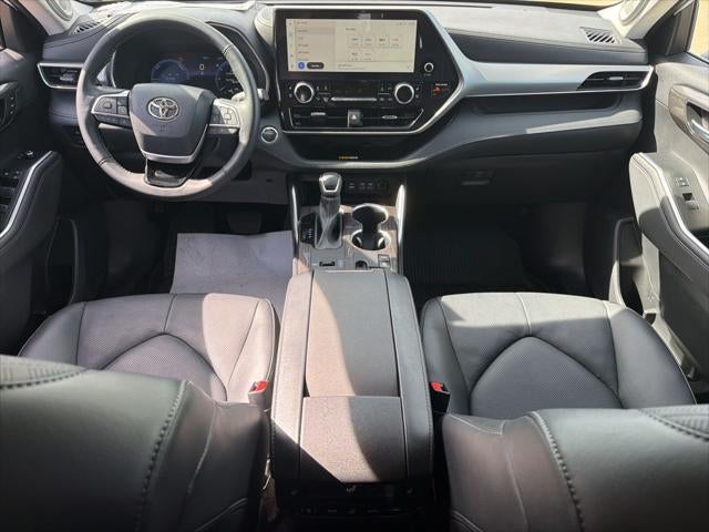 2023 Toyota Highlander Hybrid Platinum