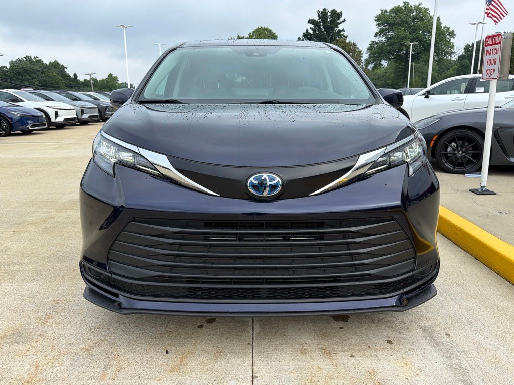 2024 Toyota Sienna LE 8 Passenger